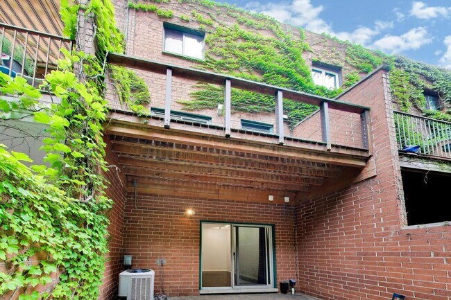 Building Photo - 171 W Goethe St