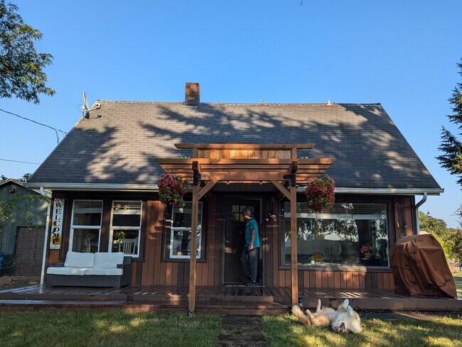 Building Photo - Farm House