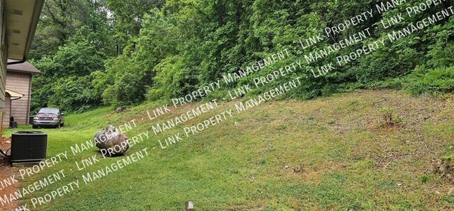 Building Photo - Don't miss this Large 3 or 4 bedroom 2 ful...