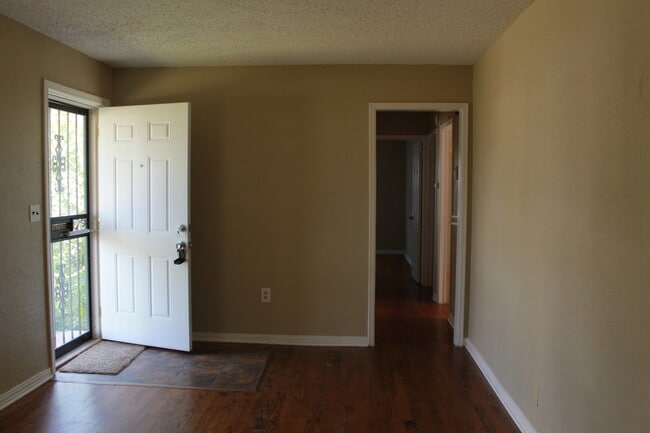 Building Photo - Sit on Your Front Porch & Enjoy! MOVE IN S...