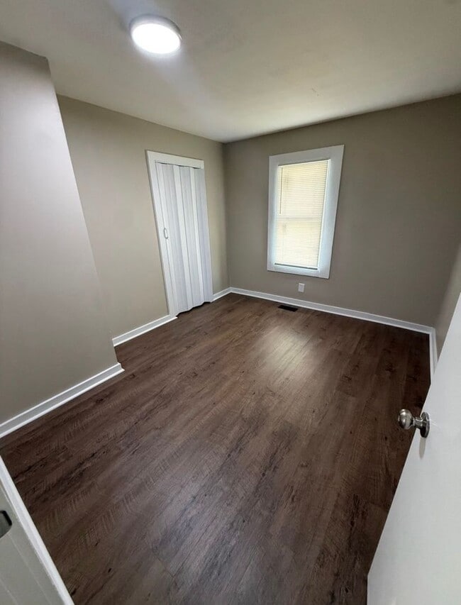Building Photo - Last minute student housing!!