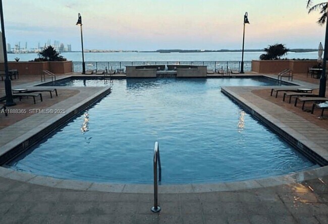 Building Photo - 1155 Brickell Bay Dr