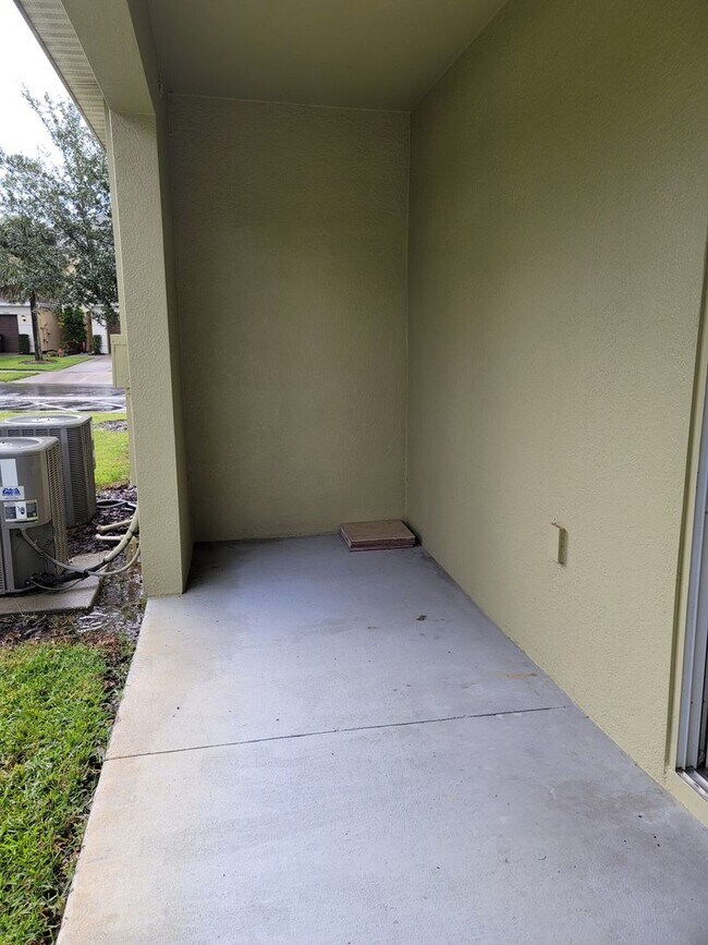 Building Photo - Beautiful Townhome in the Heart of New Tampa!