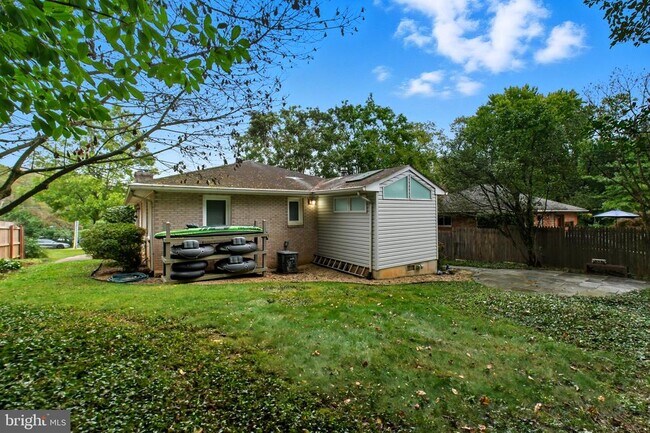 Building Photo - 6251 Lakeview Dr
