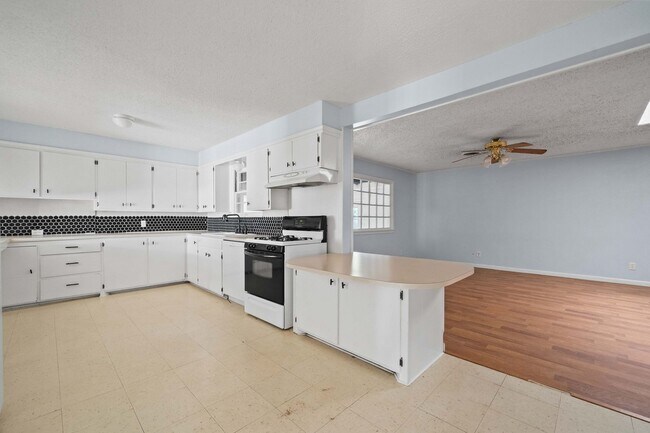 Building Photo - Vintage Home in Medical District *HALF-OFF...