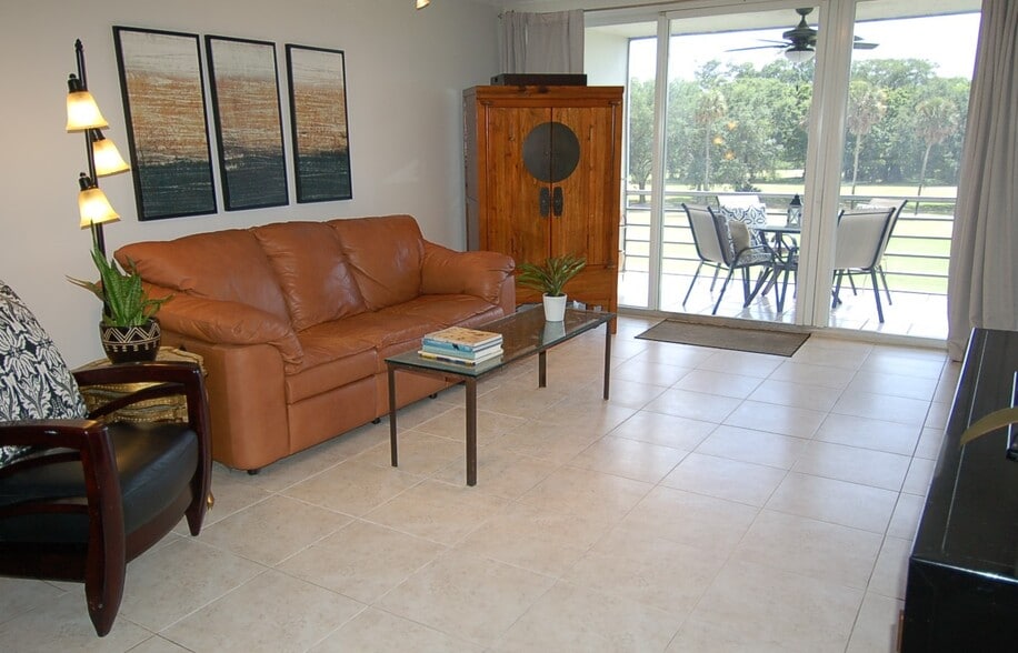 Building Photo - 575 Oaks Ln