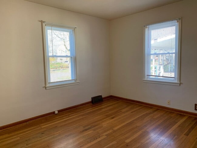 Building Photo - 4-Bed Single Family Home Available Now