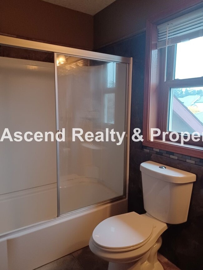 Building Photo - Troutdale 4 Bed Fenced Back 3 Car Garage Y...