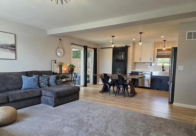 Building Photo - 2114 Pine View Dr