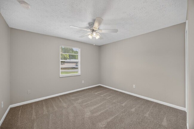 Building Photo - Cute 3/2 Home in Orange park on a corner lot