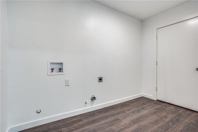 Building Photo - 6220 Blarwood Dr