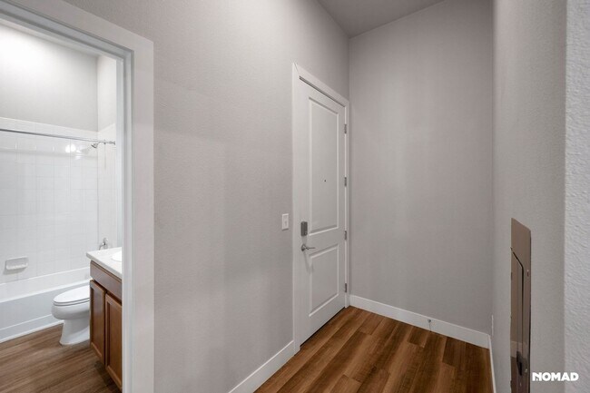 Building Photo - Charming 2BR-2BA Condo in Aurora Town Center