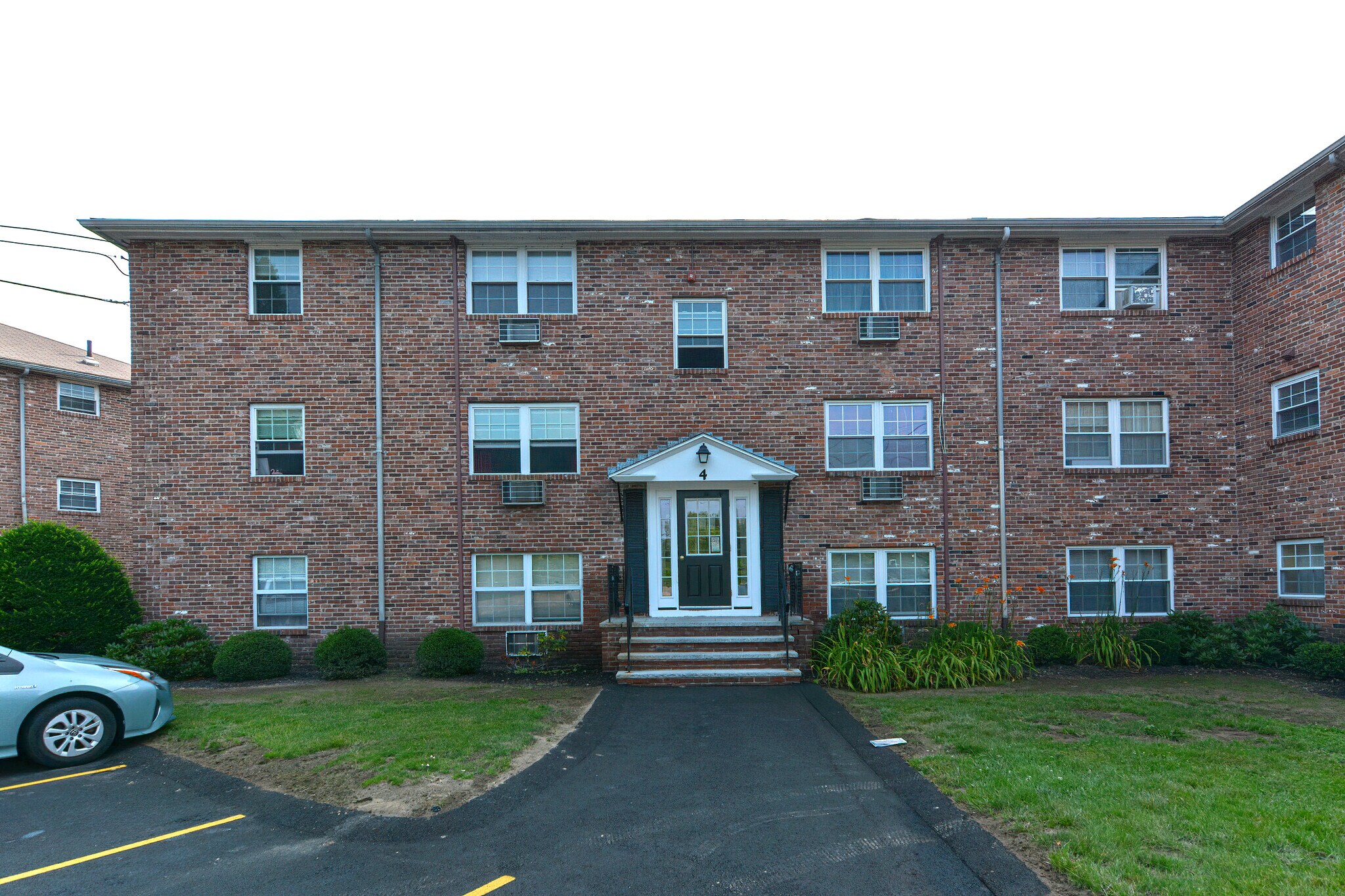 Building Photo - 4 Colonial Village Dr