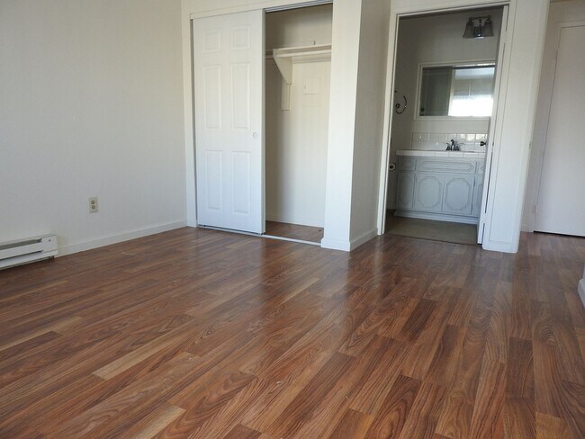Building Photo - 4481mont
