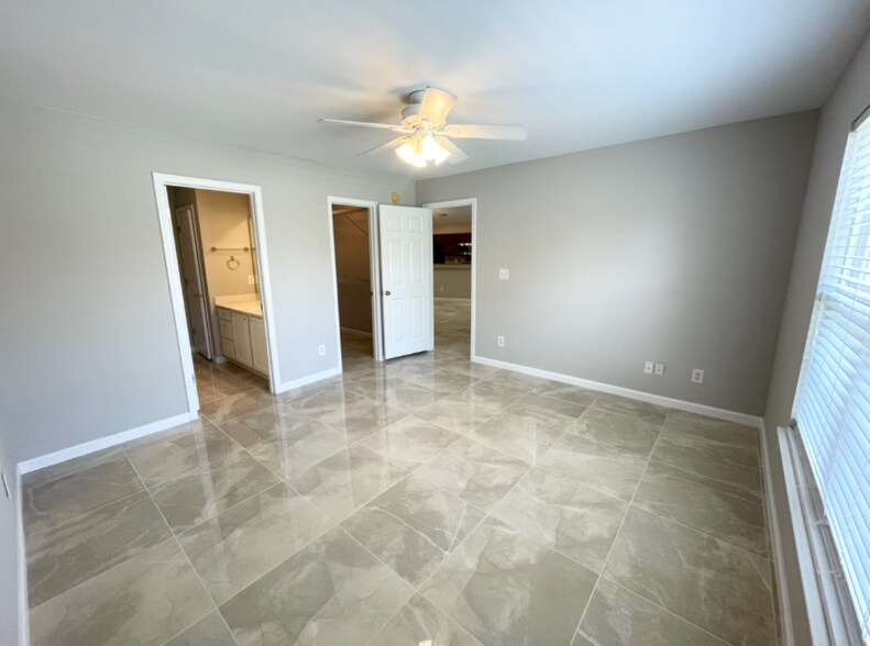 Building Photo - 1196 Great Lakes Cir