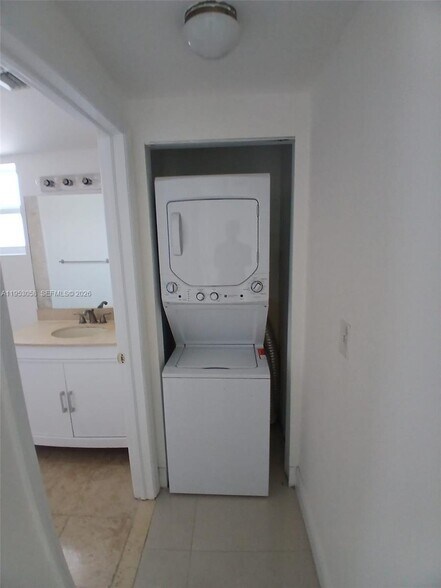 Building Photo - 425 NE 30th St