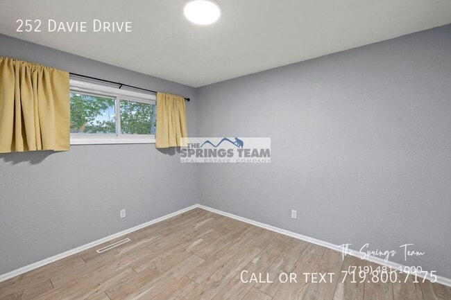 Building Photo - 252 Davie Dr