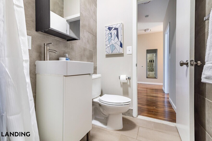 Building Photo - 265 College St