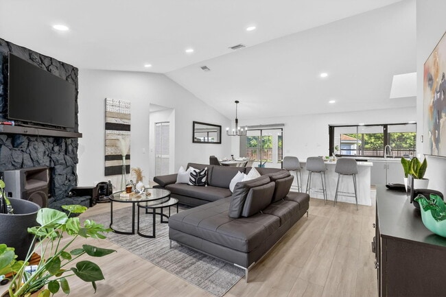 Building Photo - 481 SW Aster Rd