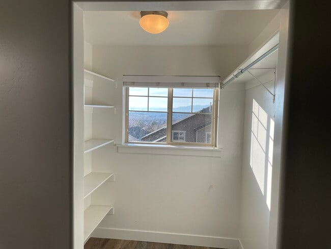 Building Photo - 865 S Aspen Wy