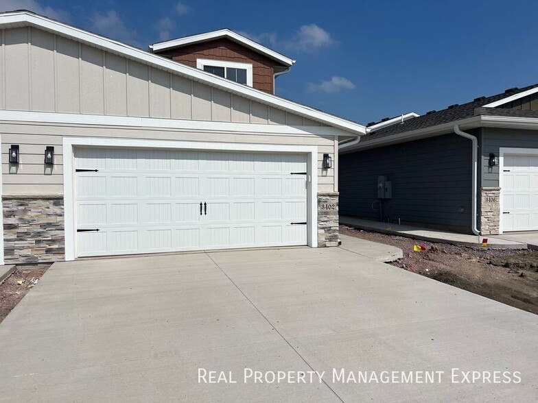 Building Photo - Beautiful 3 Bedroom 2.5 Bathroom Townhome