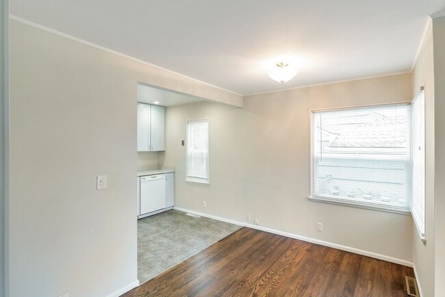 Building Photo - Great 2bd 1ba Cottage in Wedgwood