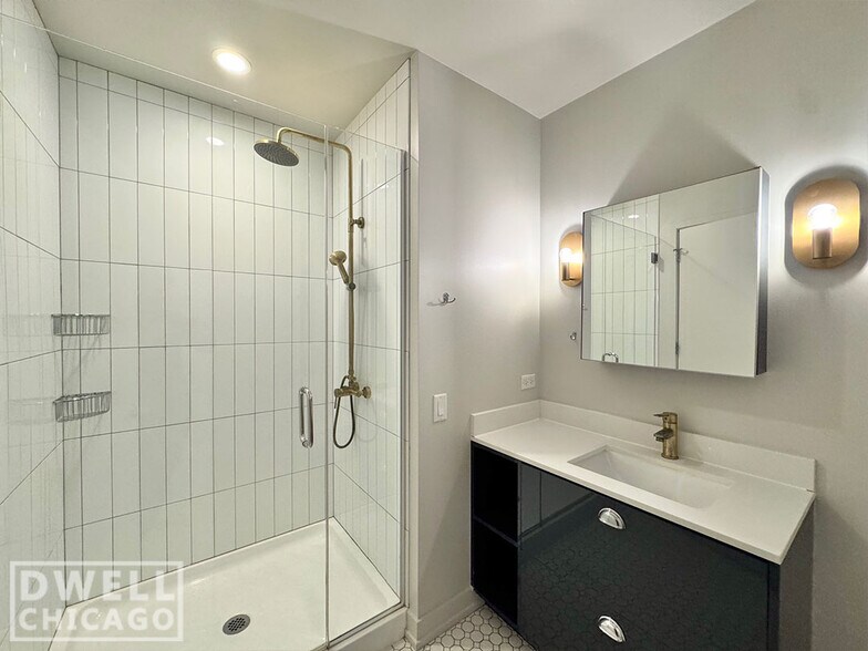 Building Photo - 640 N La Salle Dr