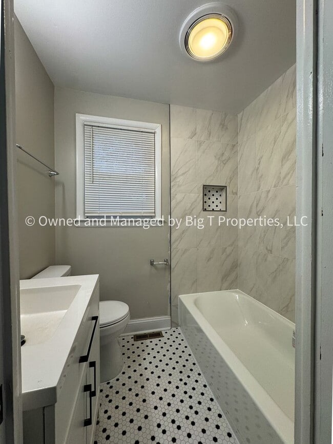 Building Photo - Cute ranch house with huge fenced yard