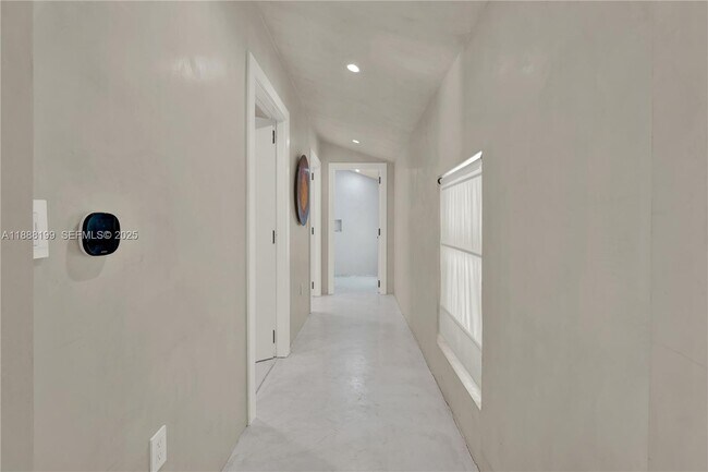 Building Photo - 520 Bay Point Rd