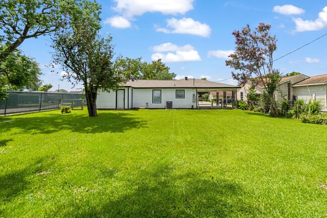 Building Photo - 1000 W Thomas Ave