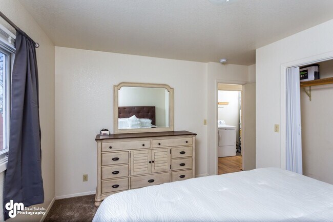 Building Photo - 76th Ave Duplex