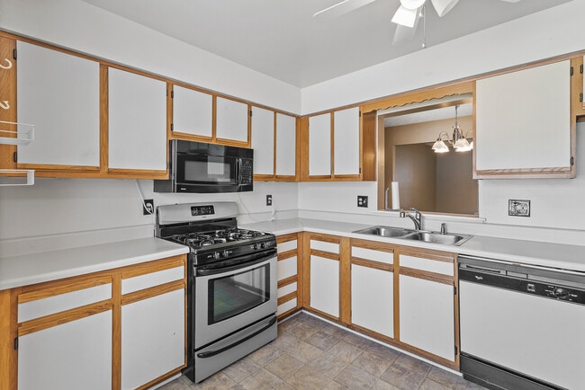 Building Photo - 15 Riverchase Dr