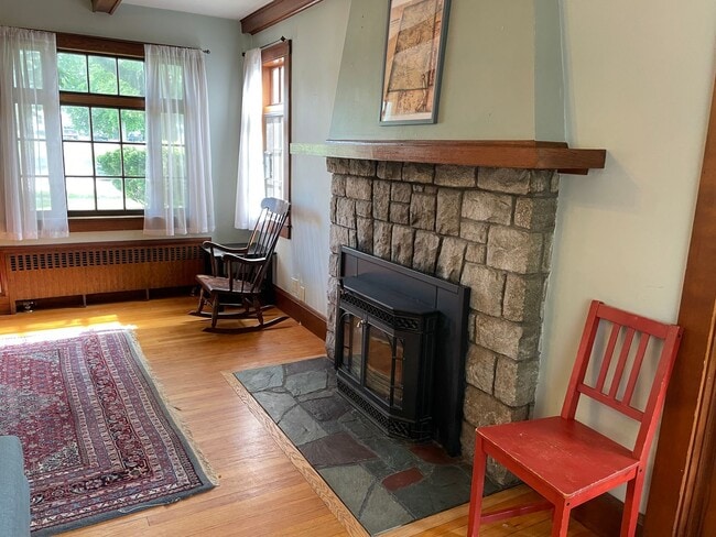 Building Photo - Lovely Tudor Home with convenient in town location