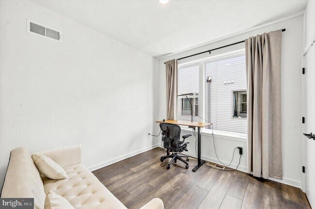 Building Photo - 3005 Birchview Walk