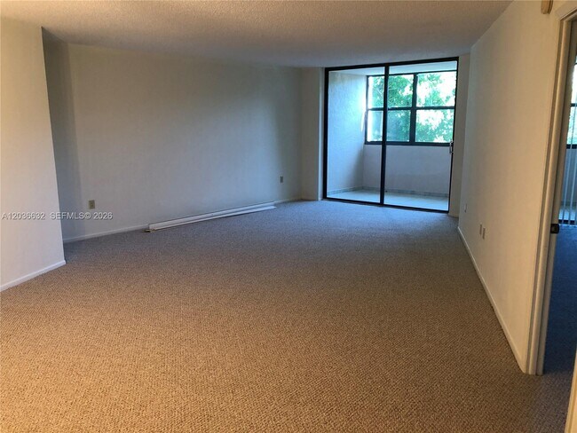 Building Photo - 10852 N Kendall Dr