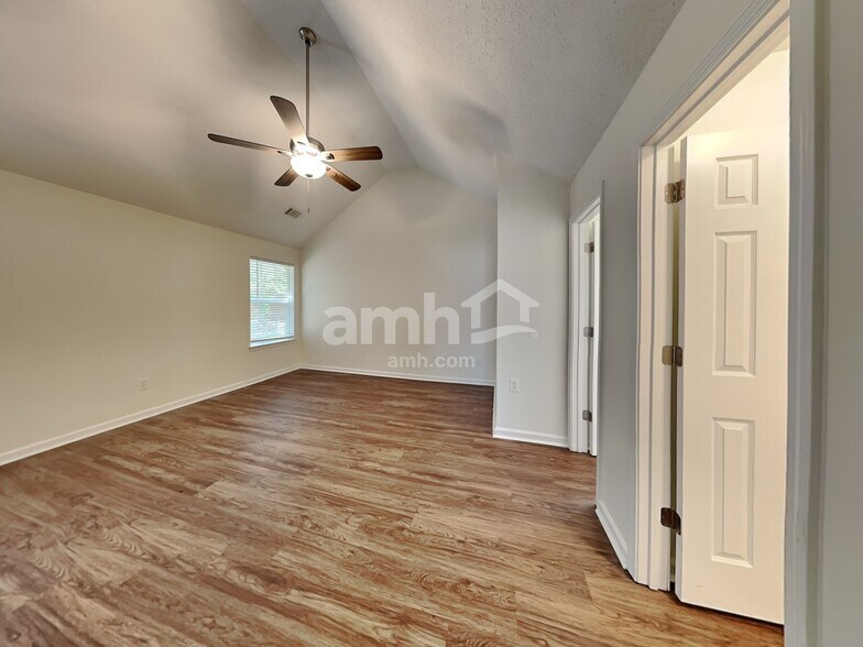 Building Photo - 375 Ermines Way