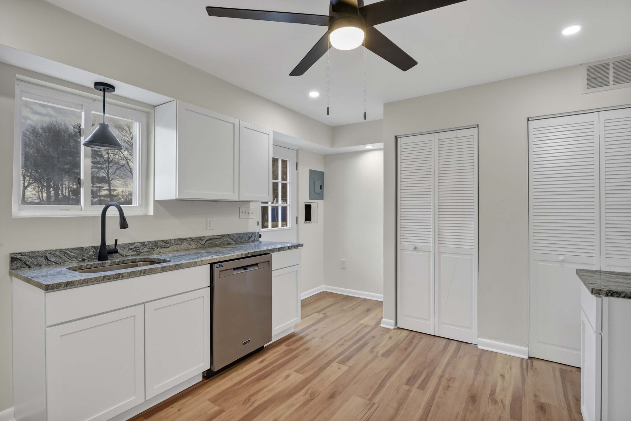 Building Photo - 5983A Glenway Dr