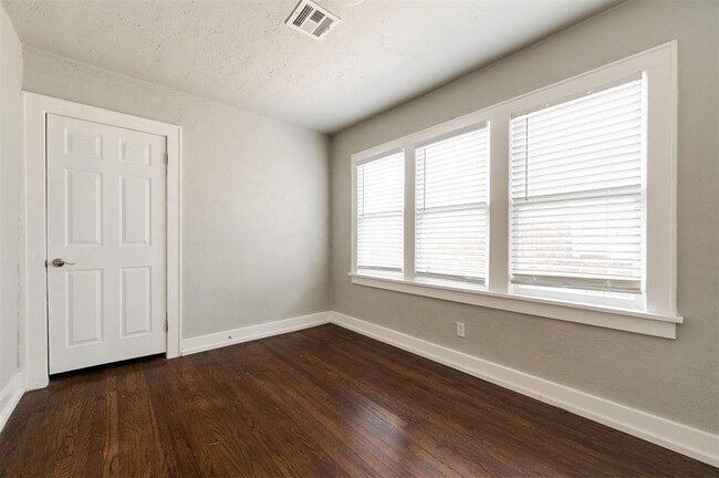 Building Photo - 2555 NW 20th St