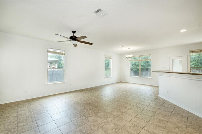 Building Photo - 1121 Hyde Park Dr