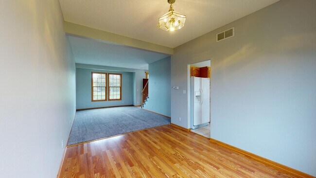 Building Photo - Beautiful Home - Available Augst 2026