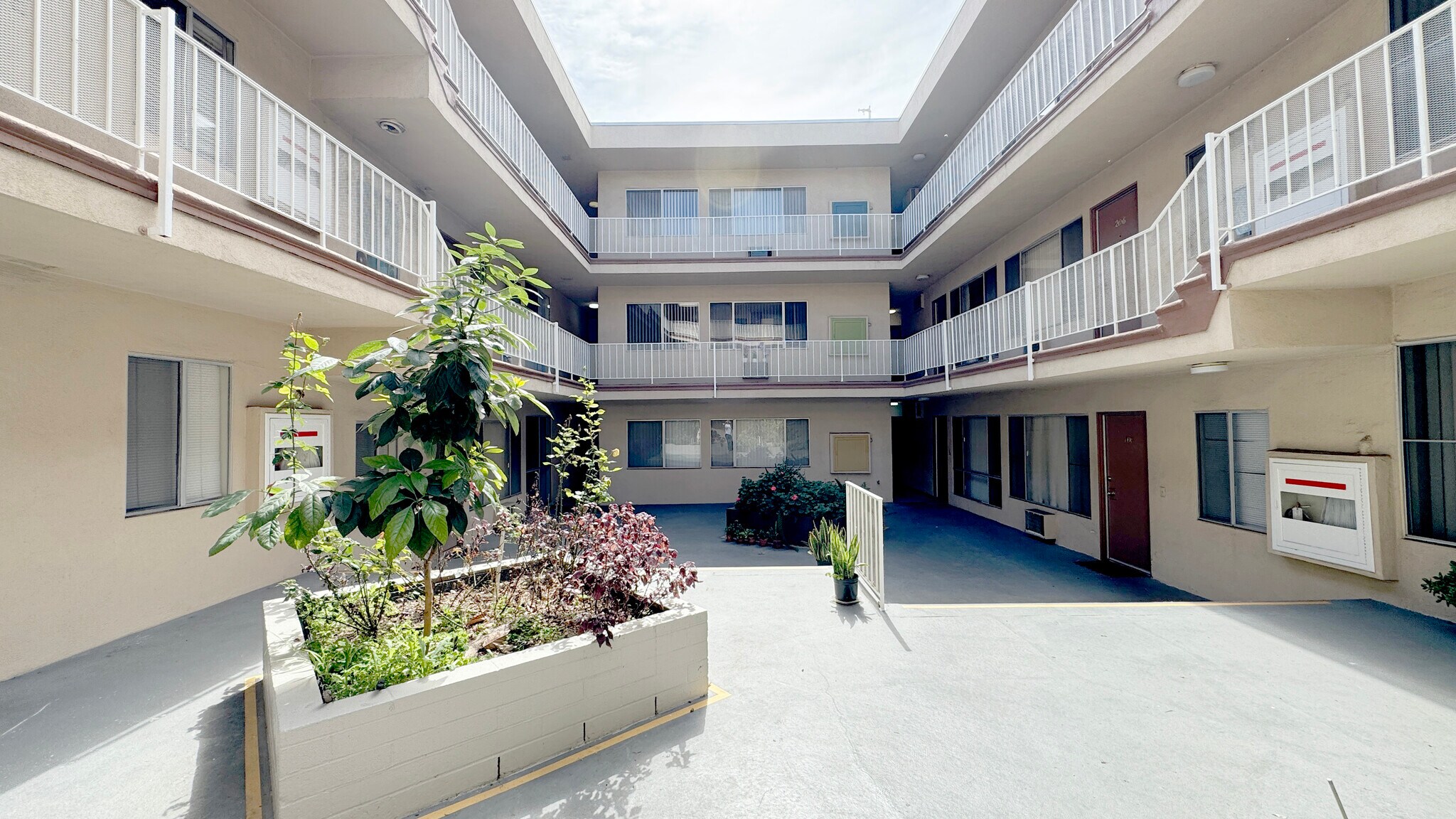 Building Photo - 701 S St Andrews Pl