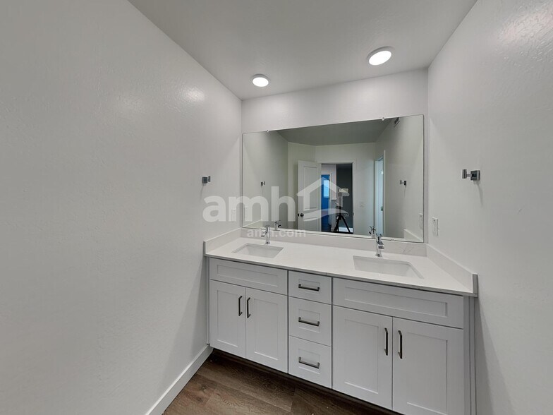 Building Photo - 9752 W Parkway Dr