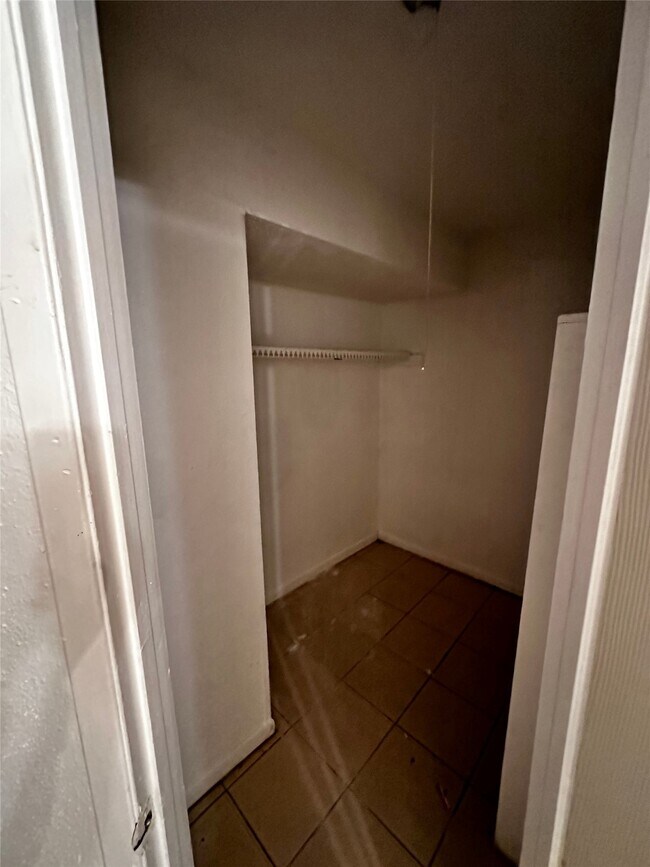 Building Photo - 5625 Antoine Dr