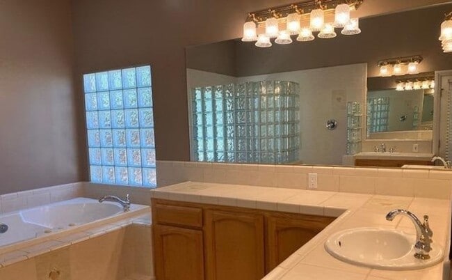 Building Photo - West Bakersfield Custom Home for Rent Available Now!