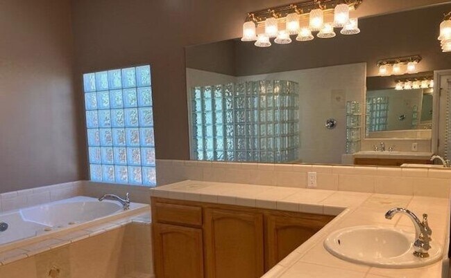 Building Photo - West Bakersfield Custom Home for Rent!