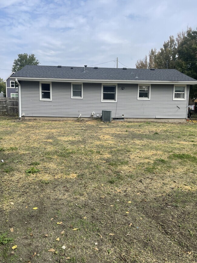 Building Photo - 453 E Granger Ave