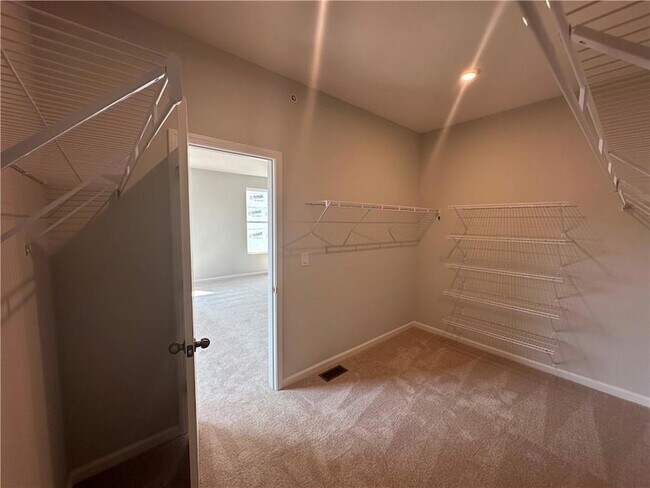 Building Photo - 352 Skylar Ct SE