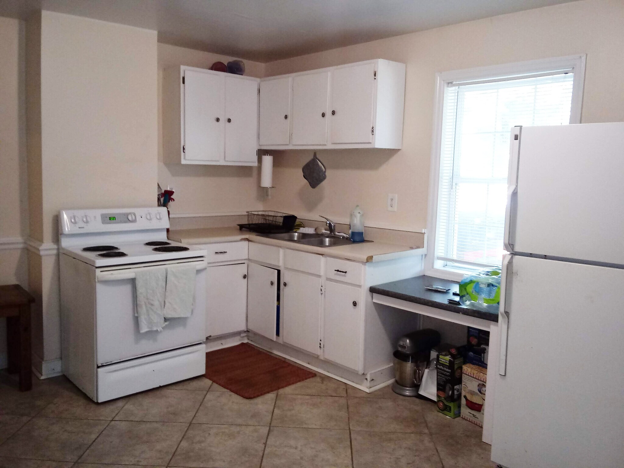 Spacious eat-in kitchen - 2108 Parkwood Ave