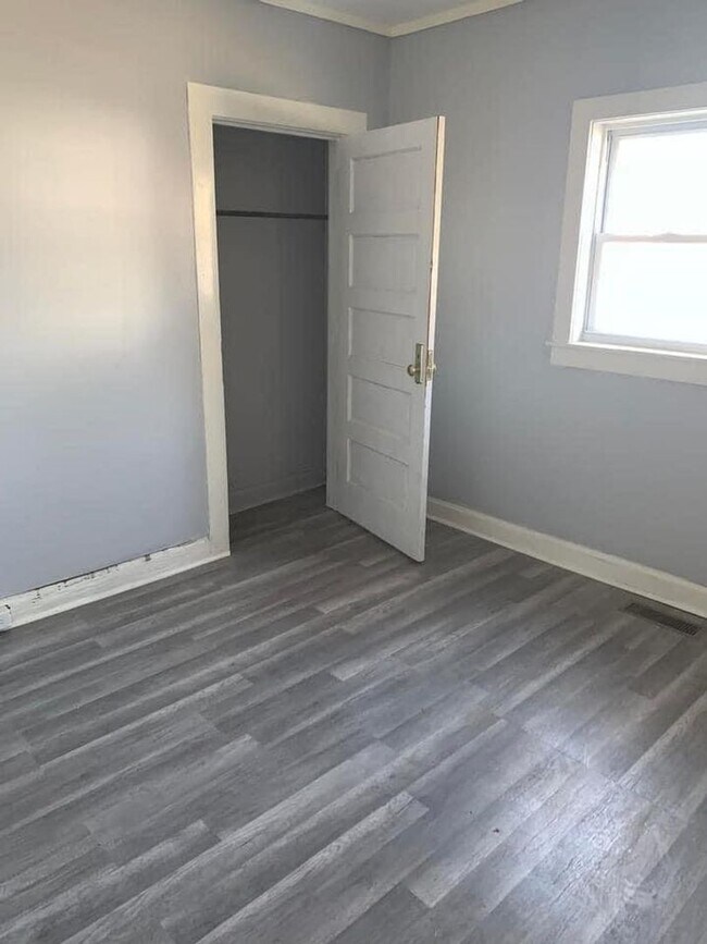 Building Photo - 507 S Evans Ave