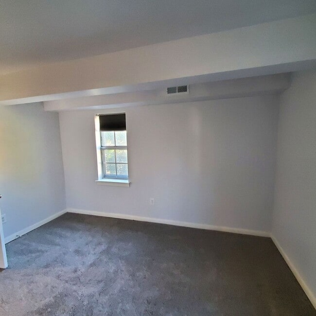 Building Photo - 525 Burgoyne Rd